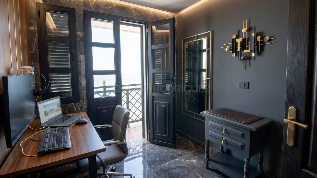 Modernes Luxus-Büro: dunkle Palette, Marmorböden, Goldakzente, Schreibtisch.