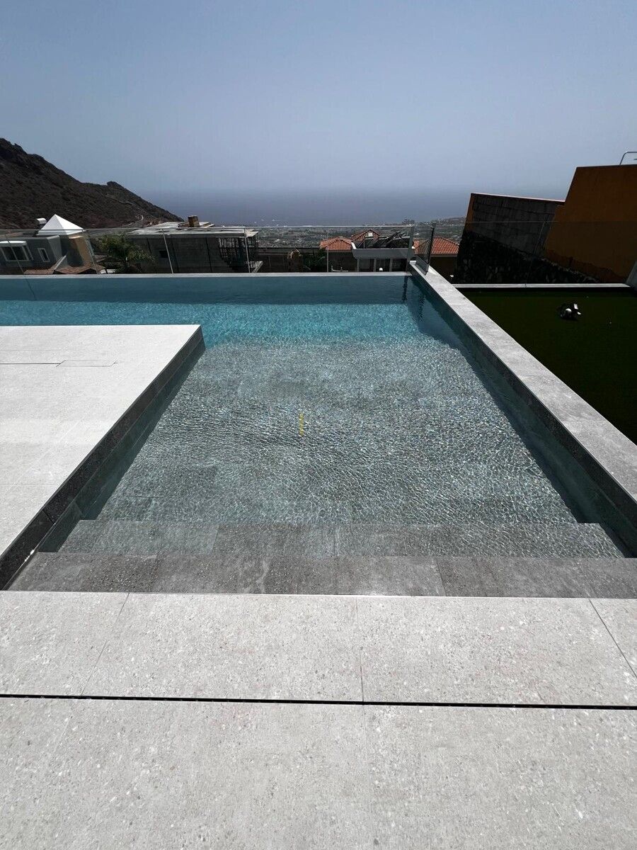 Luxuriöse Villa in Adeje mit Pool und Meerblick im Süden von Teneriffa. Der Pool ist von einer großen Terrasse umgeben.