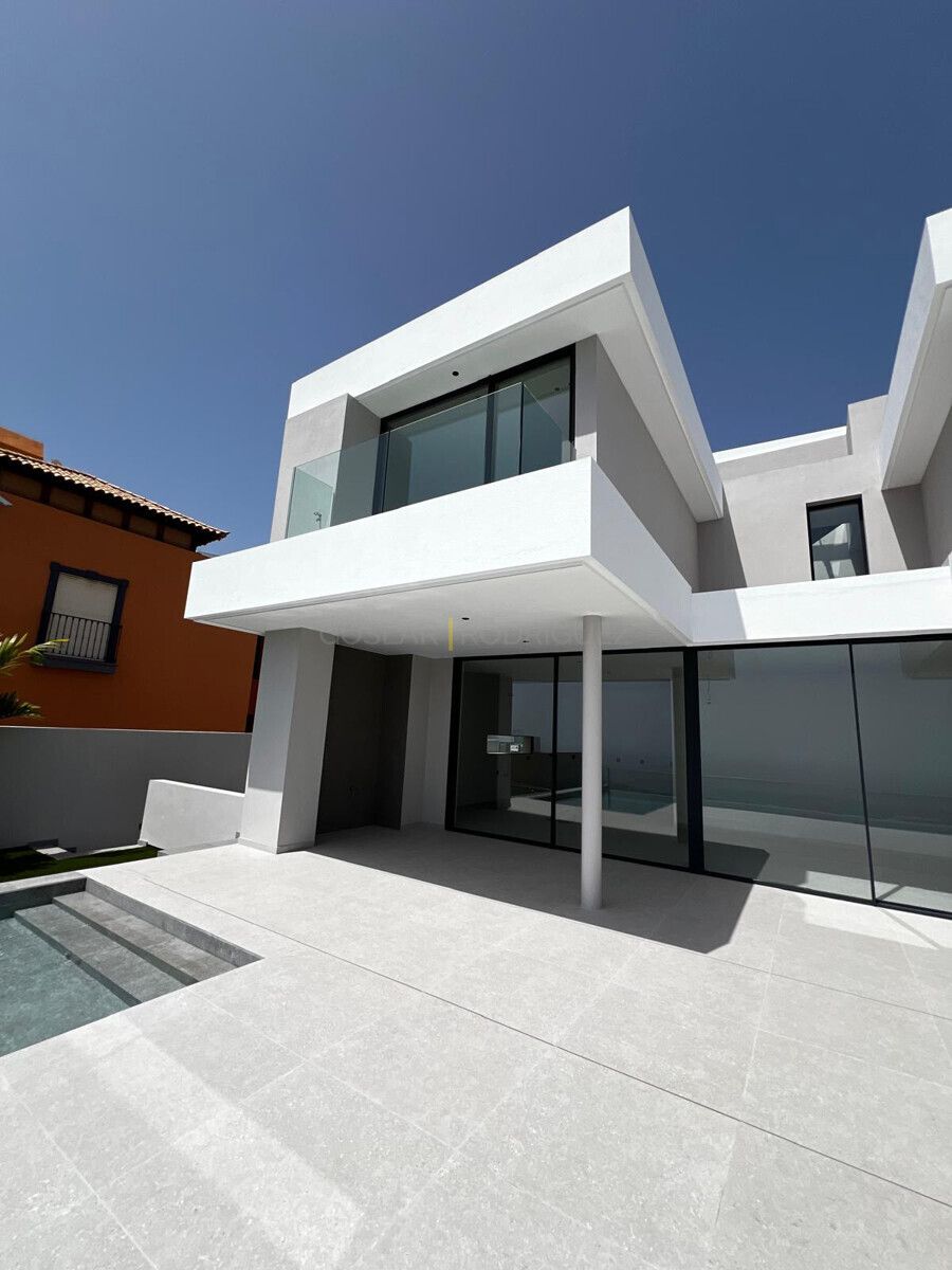 Moderne Villa in Adeje, Süd-Teneriffa. Außenansicht mit Pool, Terrasse und großen Fensterfronten. Exklusive Villa mit luxuriösem Wohnambiente.