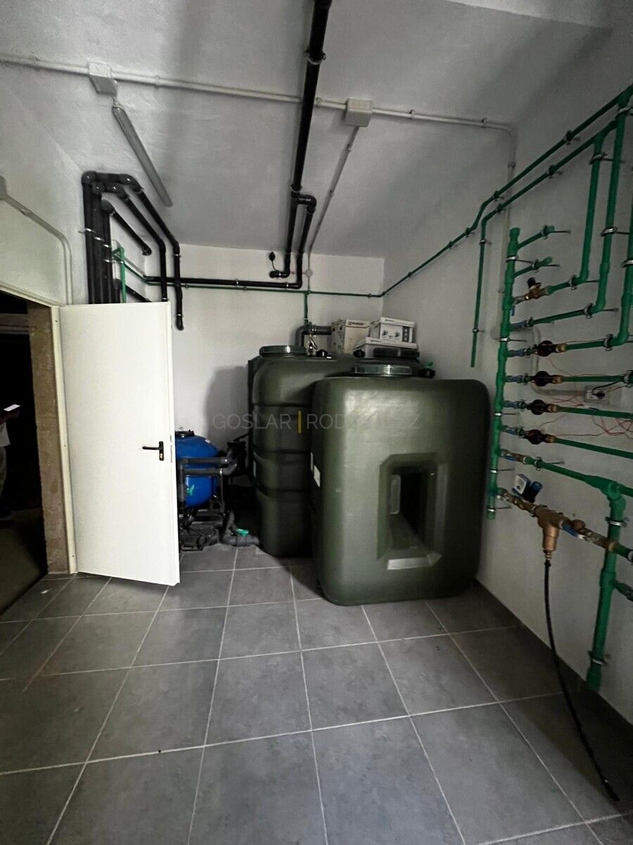 Technikraum einer Villa in Adeje auf Teneriffa. Wassertanks, Rohrleitungen und weitere technische Installationen sind zu sehen.