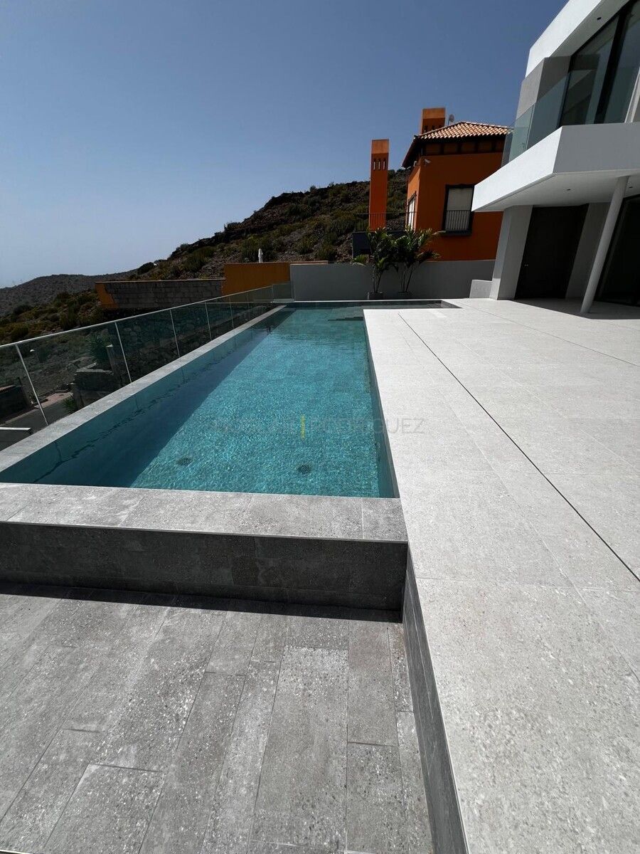 Luxuriöse Villa in Adeje auf Teneriffa mit Pool und Meerblick. Einladender Poolbereich einer modernen Villa in Adeje auf Süd-Teneriffa.
