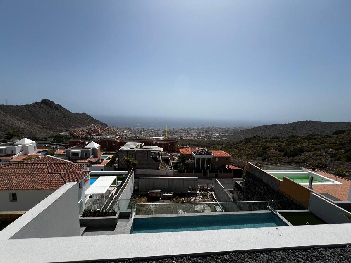 Aussicht von einer Villa in Adeje, Teneriffa. Blick auf Pool, Häuser und das Meer.