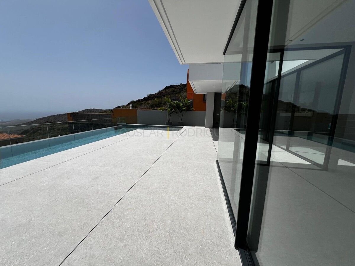 Aussenaufnahme einer modernen Villa in Adeje mit Pool und Terrasse im Süden von Teneriffa. Blick auf die Landschaft.