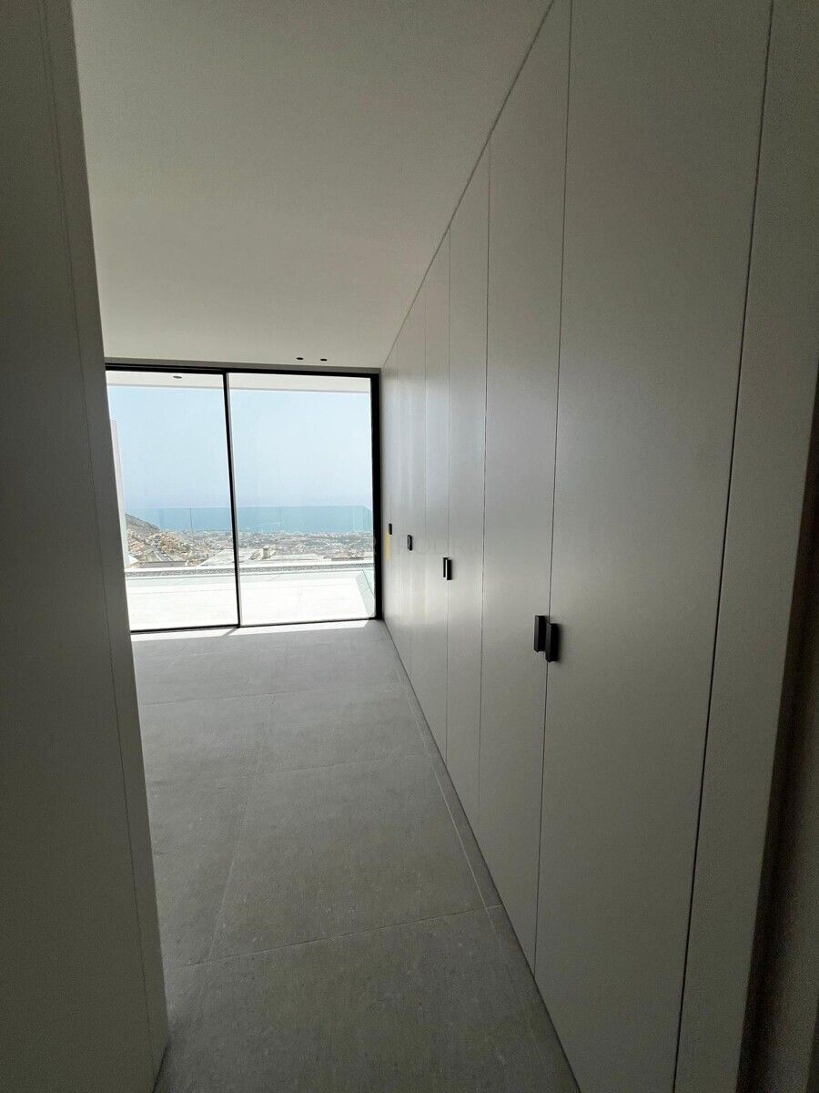 Heller Raum mit Einbauschränken und Meerblick in einer Villa in Adeje auf Teneriffa.