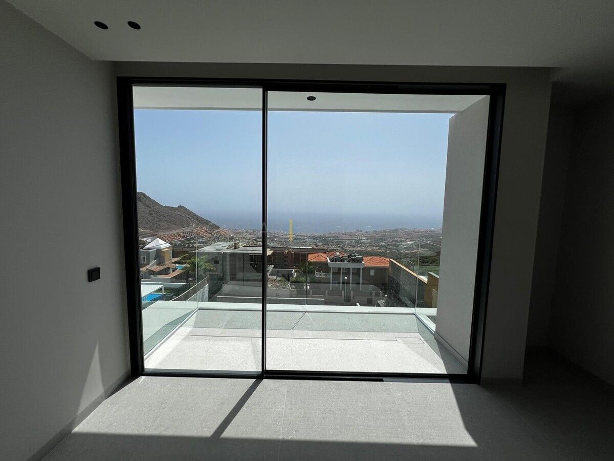 Aussicht vom Balkon einer Villa in Adeje auf Teneriffa. Blick auf die Küste und die umliegende Landschaft.
