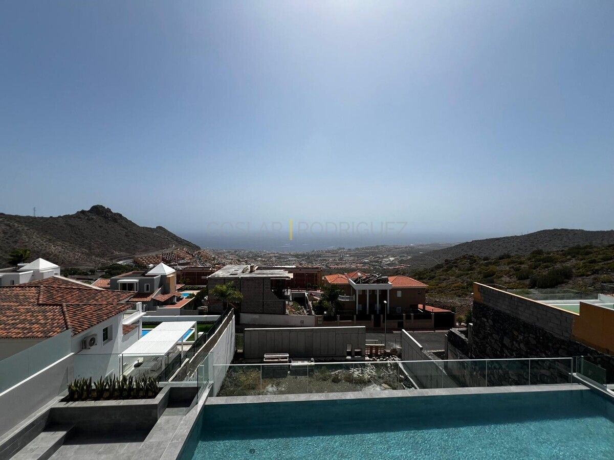 Aussicht von einer Villa in Adeje auf Süd-Teneriffa. Blick auf die Küste und das Meer von einem Pool aus.