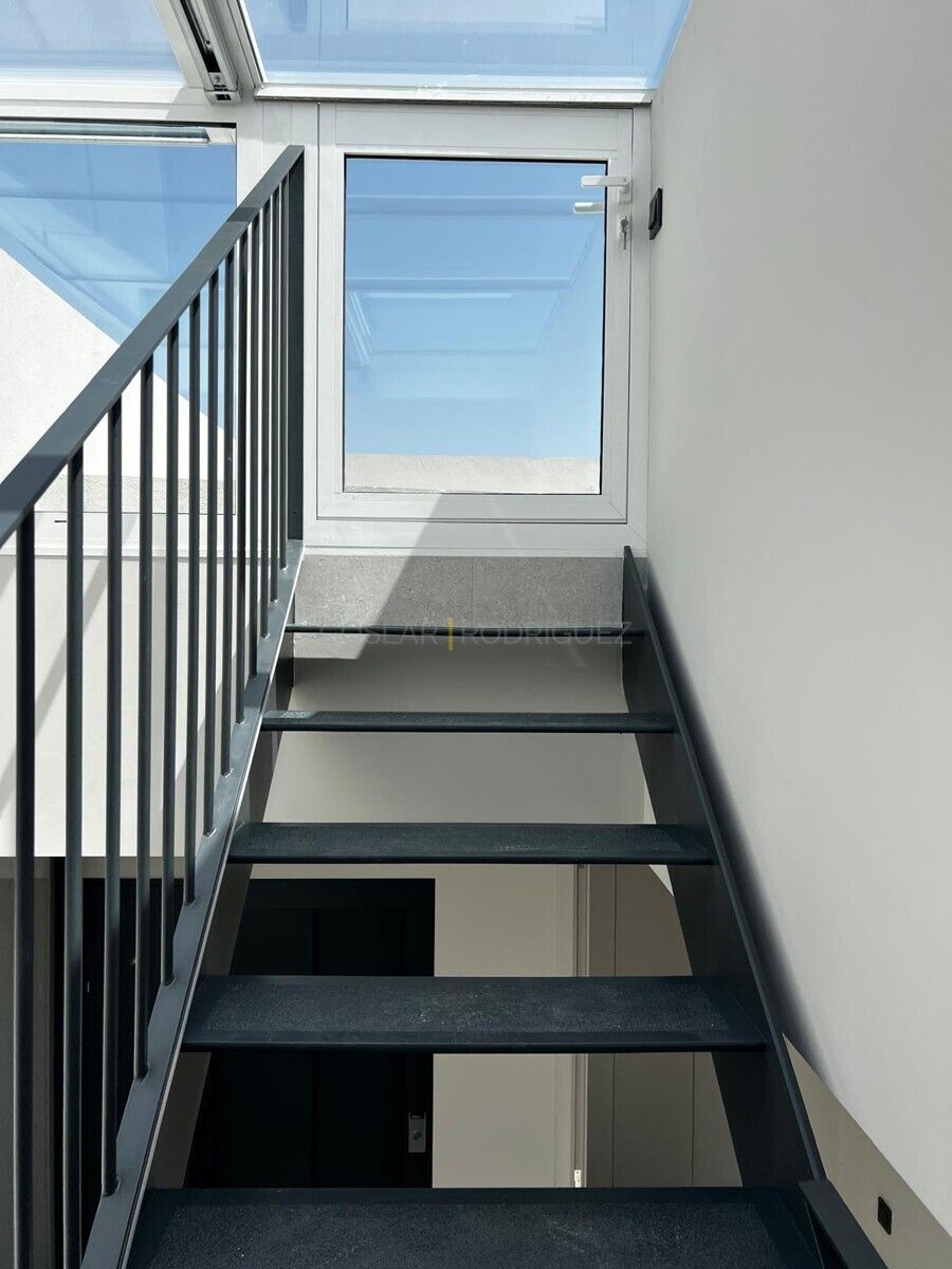 Treppe mit Stahlgeländer und Oberlicht in einer Villa in Adeje auf Teneriffa.