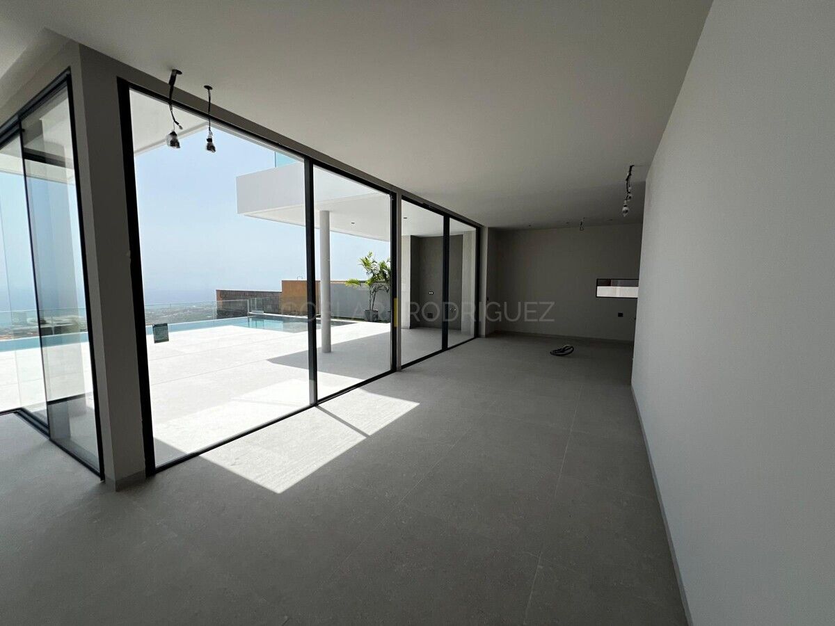 Innenaufnahme einer modernen Villa in Adeje auf Teneriffa mit Meerblick und Pool. Große Fensterfronten und viel Licht.