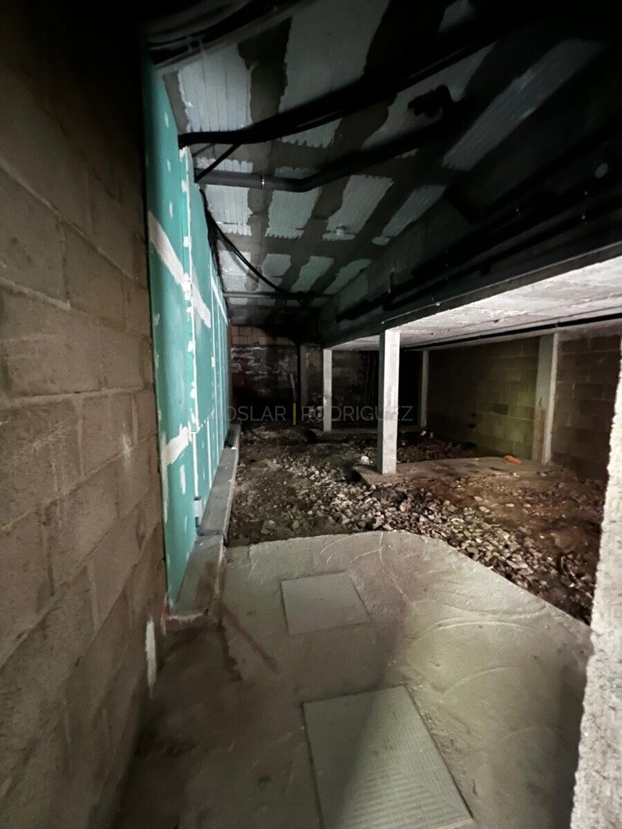 Rohbau einer Villa in Adeje, Teneriffa. Unfertige Betonwände und Bodenflächen sind zu sehen.