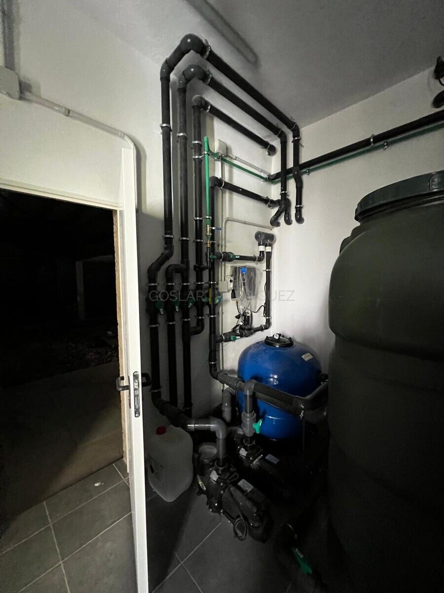 Technikraum einer Villa in Adeje auf Teneriffa. Ansicht der Wasseraufbereitungsanlage mit Tanks, Pumpen und Rohrleitungen.