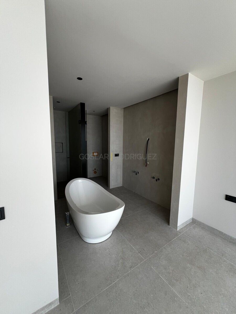 Modernes Badezimmer mit freistehender Badewanne in einer Villa in Adeje auf Teneriffa.