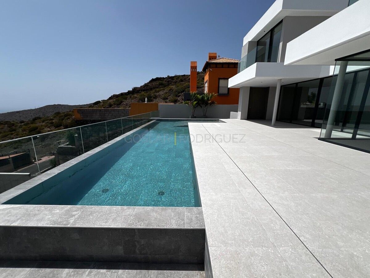 Luxuriöser Infinity-Pool mit Treppe in einer Villa in Adeje auf Teneriffa. Türkisblaues Wasser und ein atemberaubender Ausblick.
