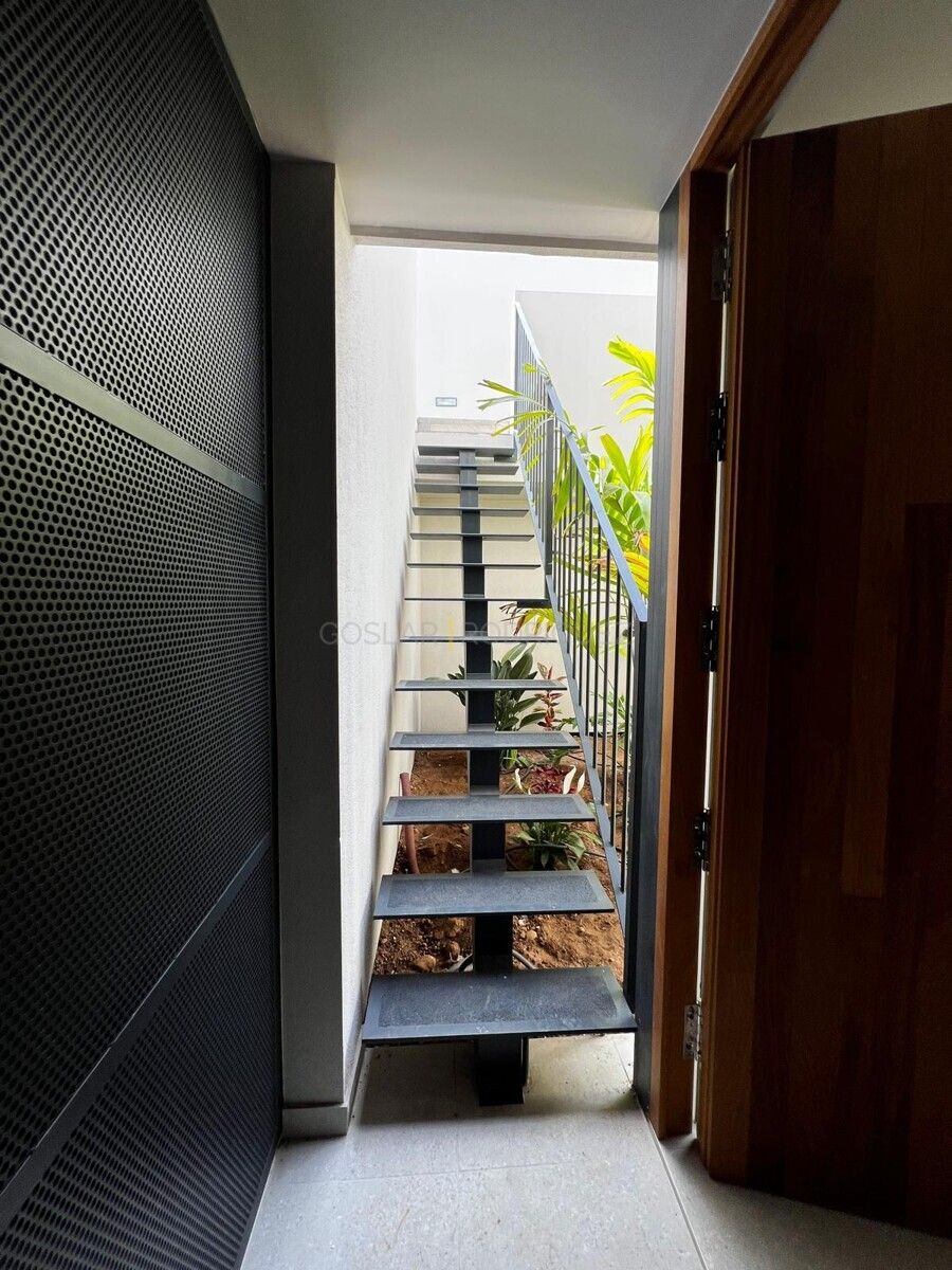 Treppe mit Innenhofgarten in einer Villa in Adeje auf Teneriffa. Moderne Bauweise mit Metallstufen und Pflanzen.