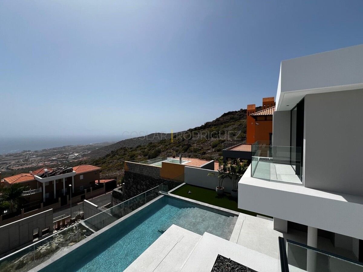 Moderne Villa in Adeje, Teneriffa, mit Pool und Meerblick. Außenansicht mit Blick auf die Küste.