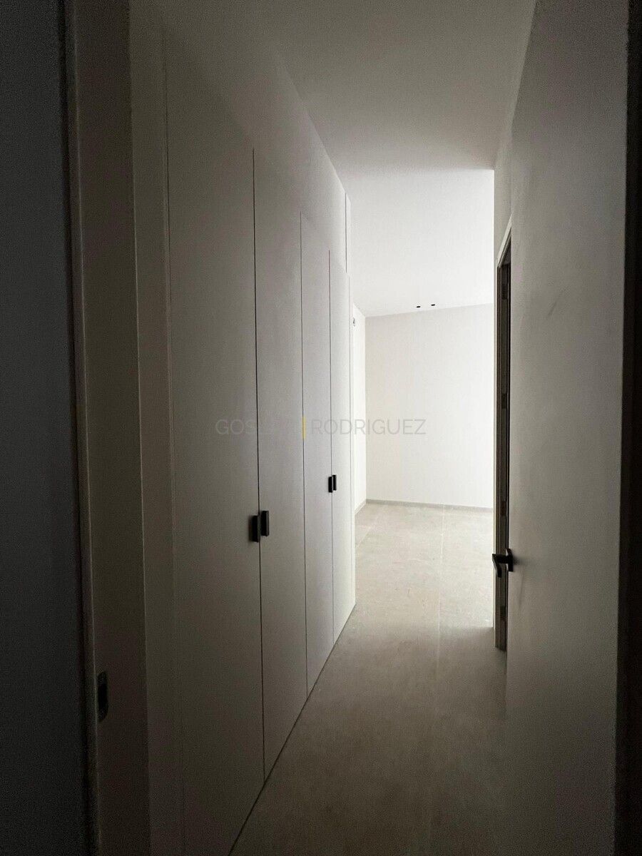 Innenaufnahme eines Flurs in einer Villa in Adeje, Teneriffa. Blick auf Einbauschränke und einen hellen Raum.