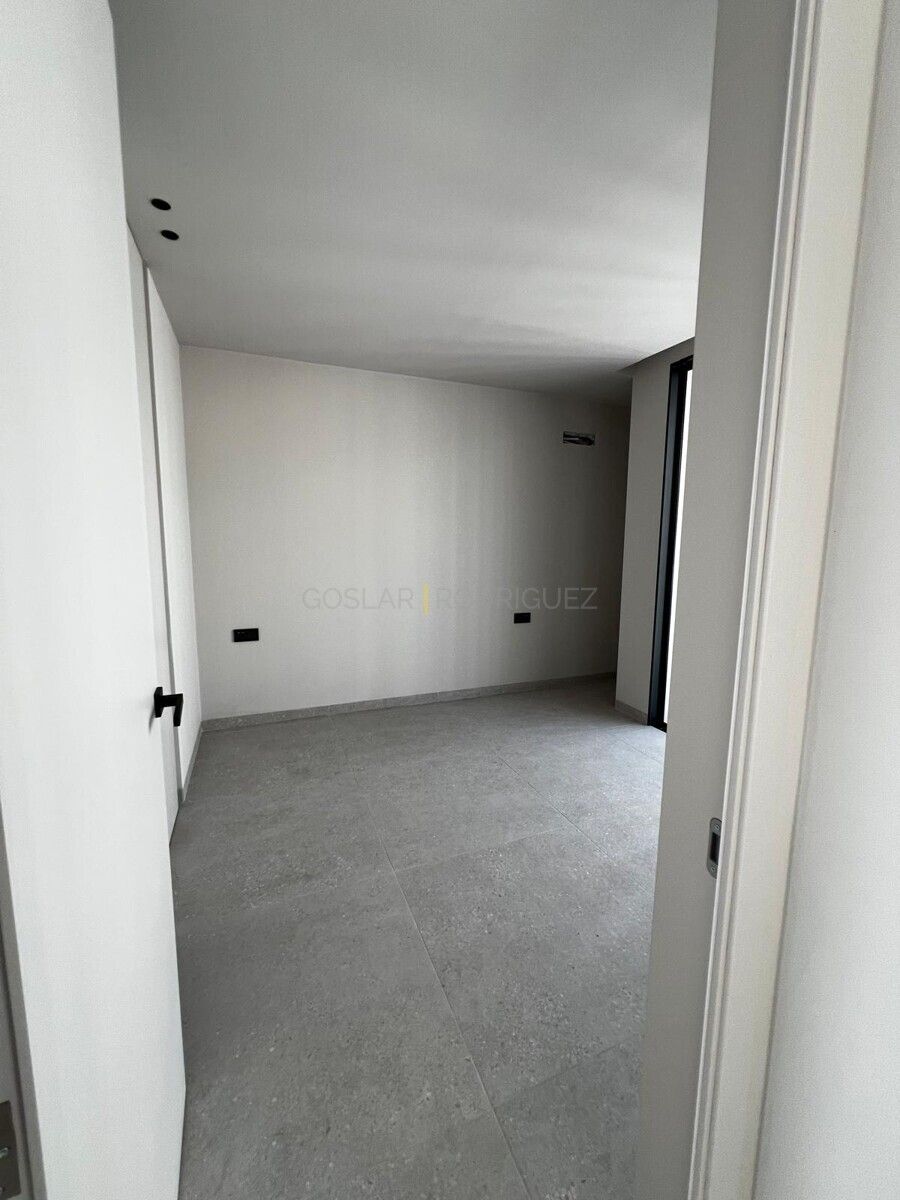 Leeres, helles Zimmer mit grauen Fliesen in einer Villa in Adeje im Süden von Teneriffa.