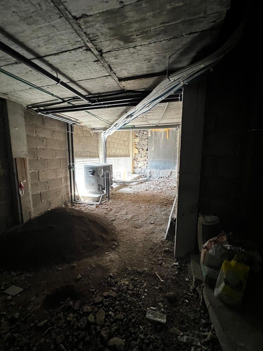 Innenansicht einer Villa im Rohbau in Adeje auf Teneriffa. Das Bild zeigt einen Raum mit sichtbaren Rohren und Ziegelmauern in Adeje im Süden von Teneriffa.