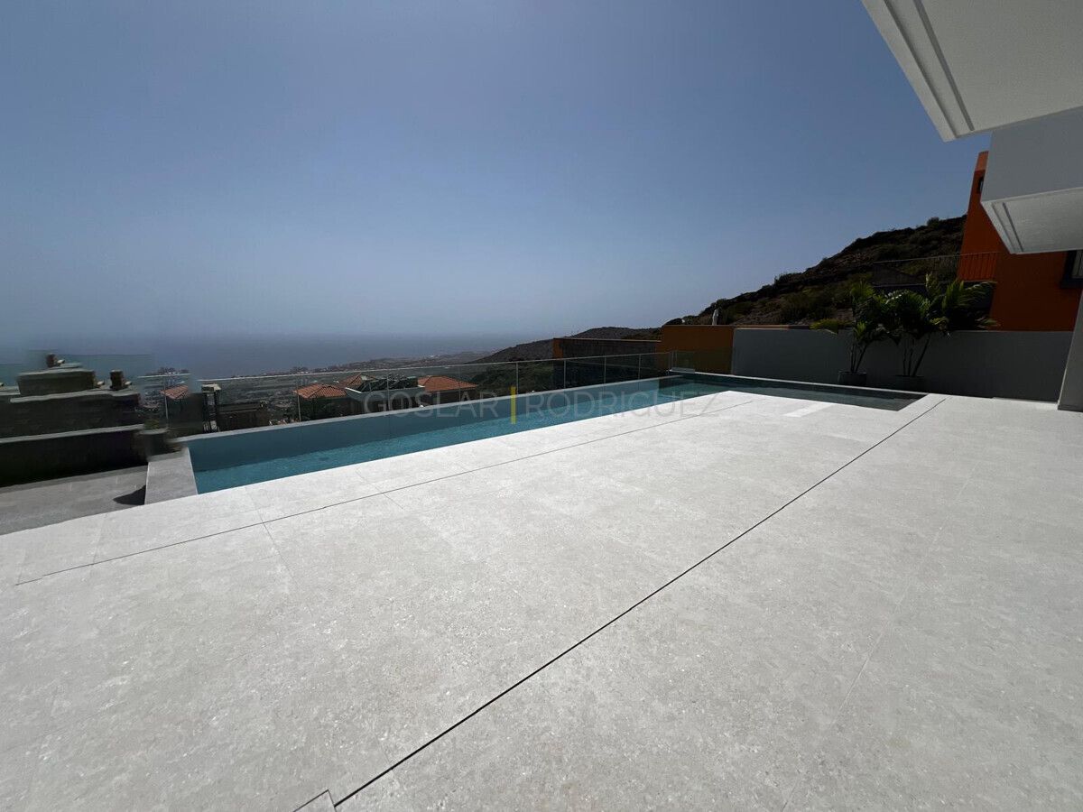 Luxuriöser Pool mit Meerblick in einer Villa in Adeje auf Teneriffa. Blick auf das Meer und die Umgebung in Adeje im Süden der Insel.