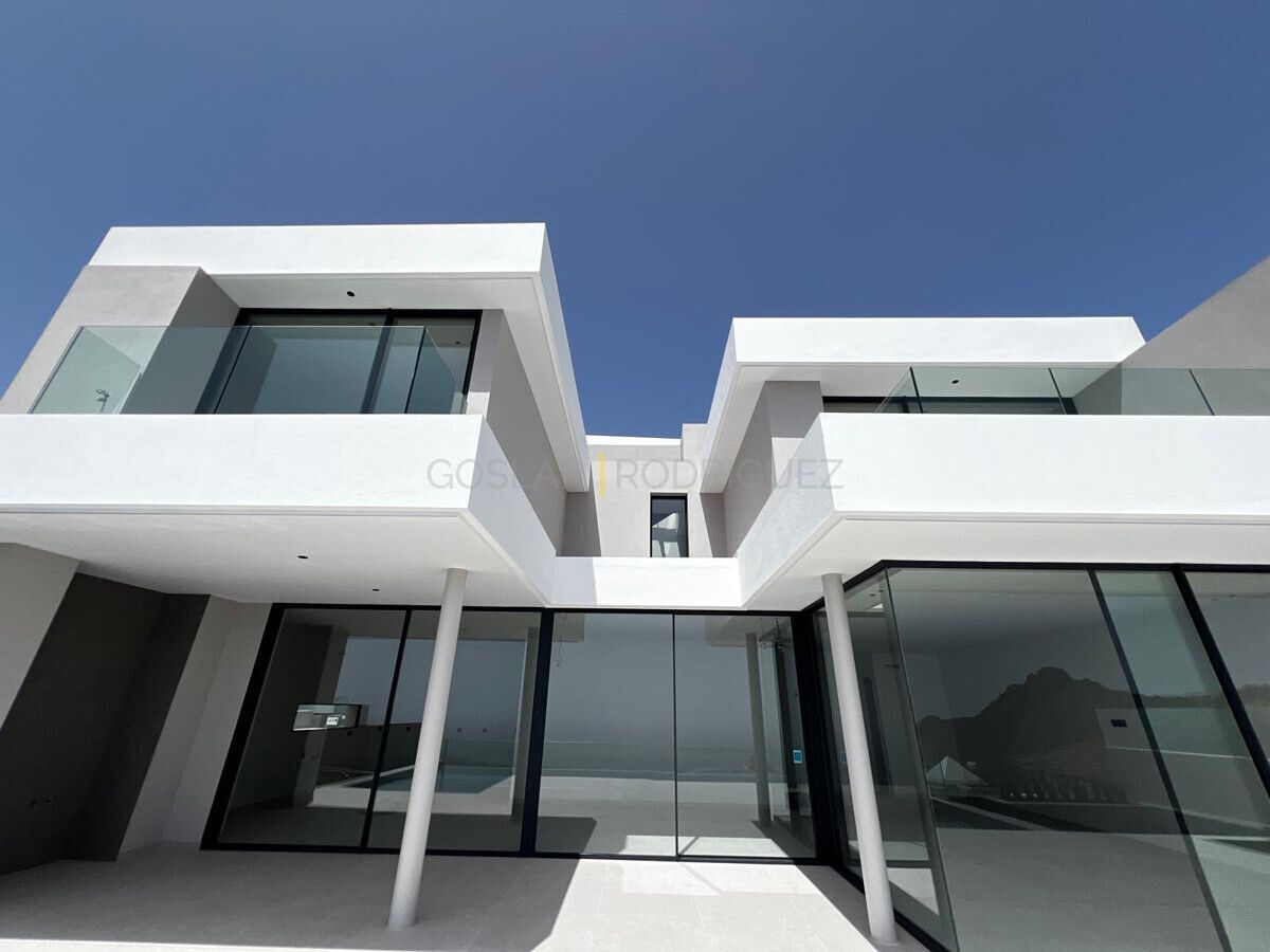 Luxuriöse Villa in Adeje auf Teneriffa mit Pool und Meerblick. Einladender Poolbereich einer modernen Villa in Adeje auf Süd-Teneriffa.