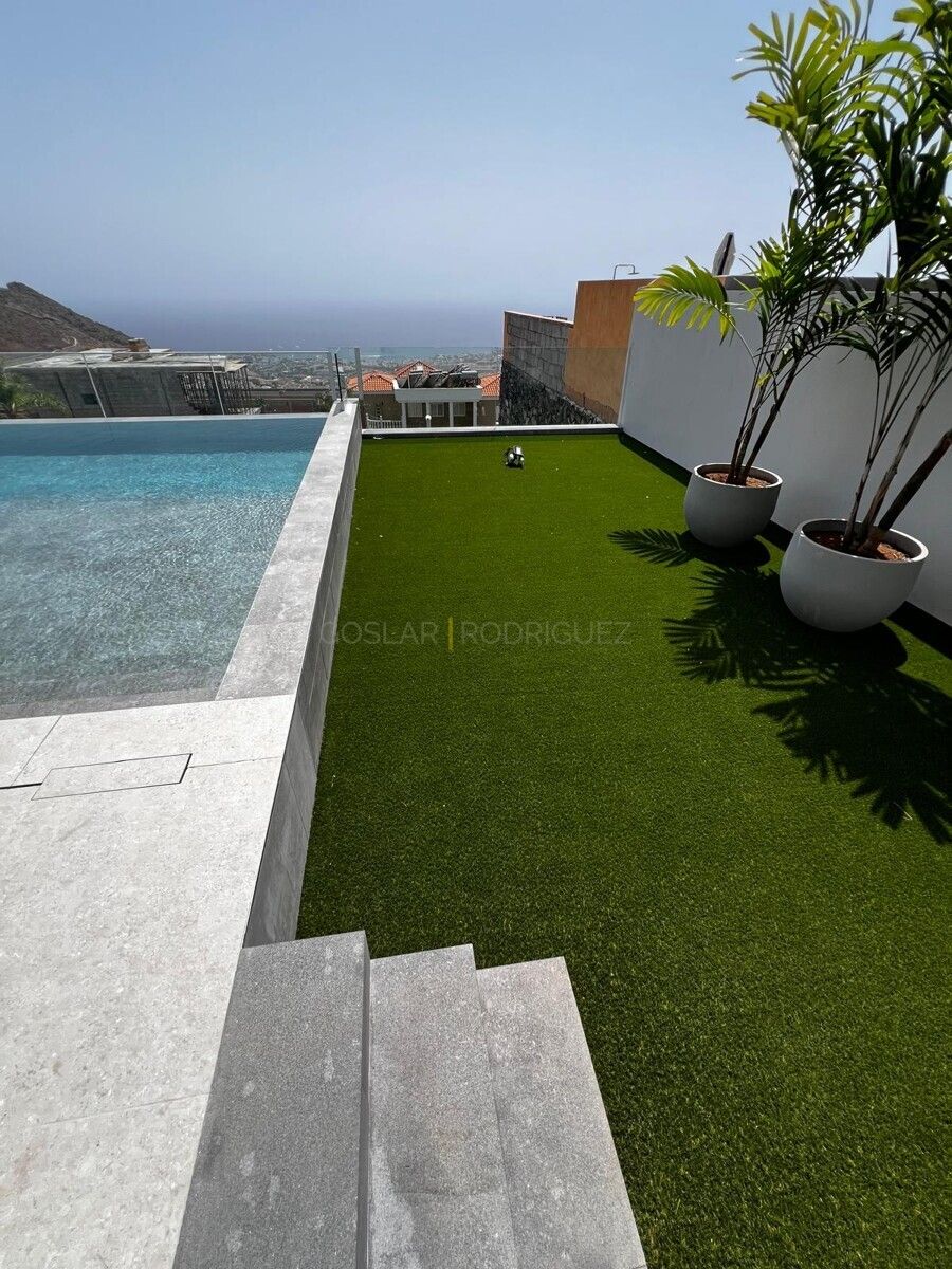 Aussicht von einer Villa in Adeje auf Teneriffa mit Pool und Kunstrasen Garten, mit Blick auf das Meer.