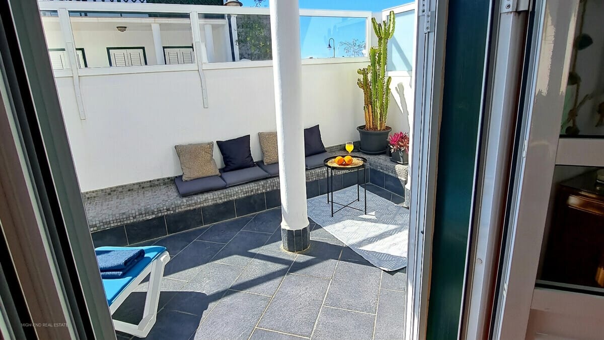 Beschatteter Terrassen-Sitzbereich mit Kaktus und Orangensaft in Villa auf Teneriffa.