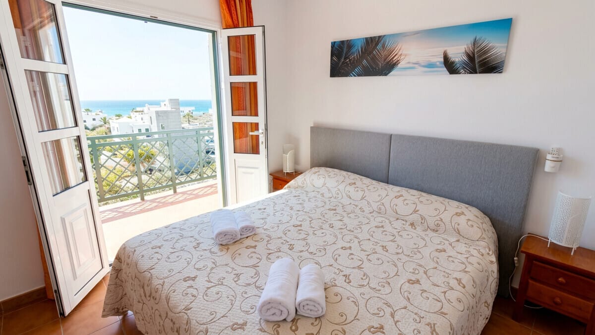 Hauptschlafzimmer mit Meerblick-Balkon in Villa auf Teneriffa, Spanien.