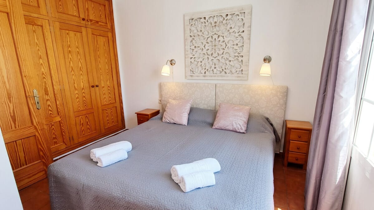 Gästezimmer mit Holzschrank und hellem Tageslicht auf Teneriffa.