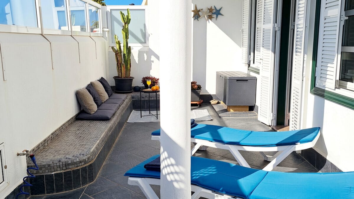 Entspannende Terrasse mit Liegestühlen und Sitzgelegenheiten in Villa in Abades, Teneriffa.