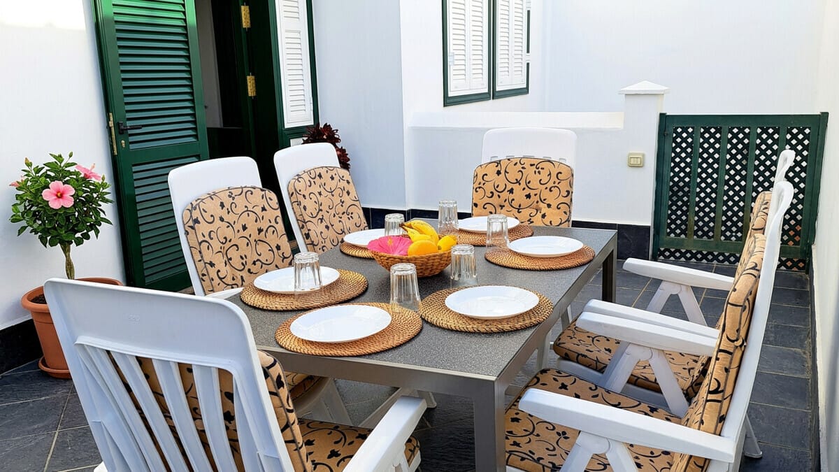 Essbereich im Freien auf Teneriffa-Terrasse mit Tisch und Stühlen.