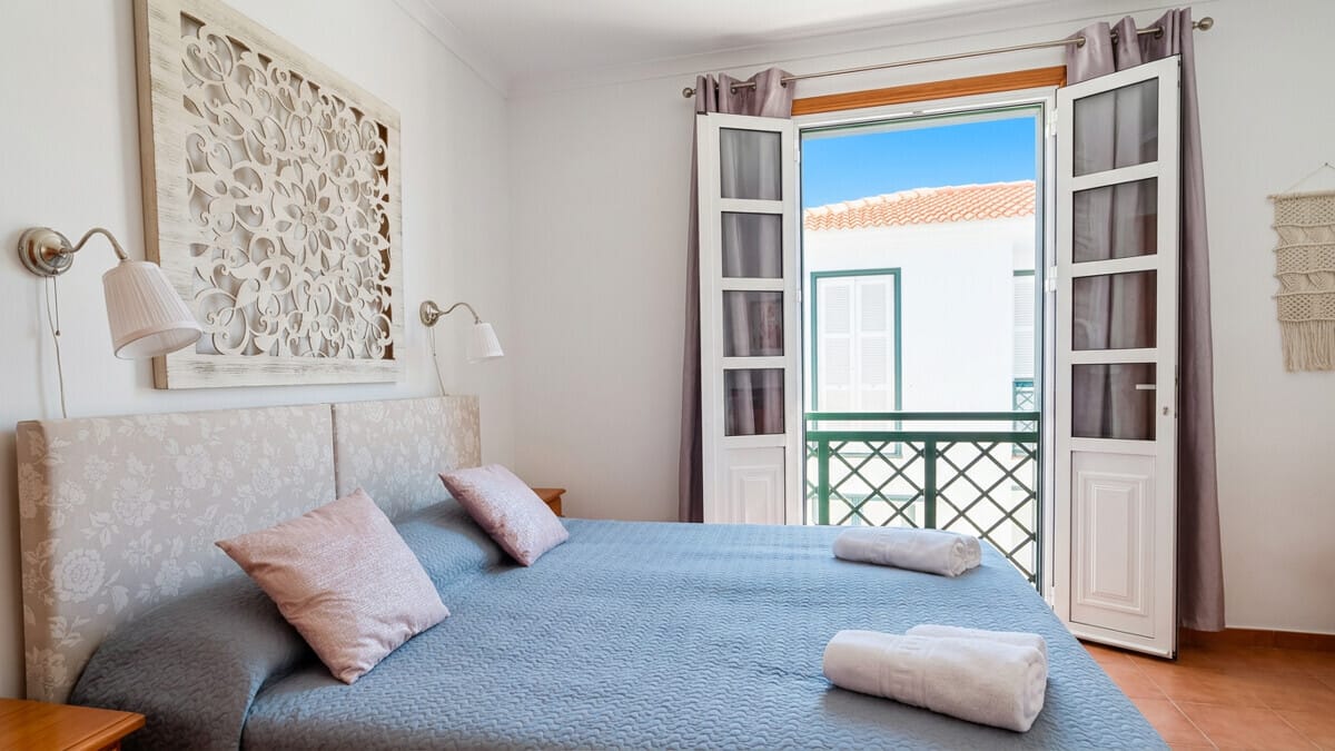 Hauptschlafzimmer mit Doppelbett, Balkonzugang und Meerblick in Teneriffa